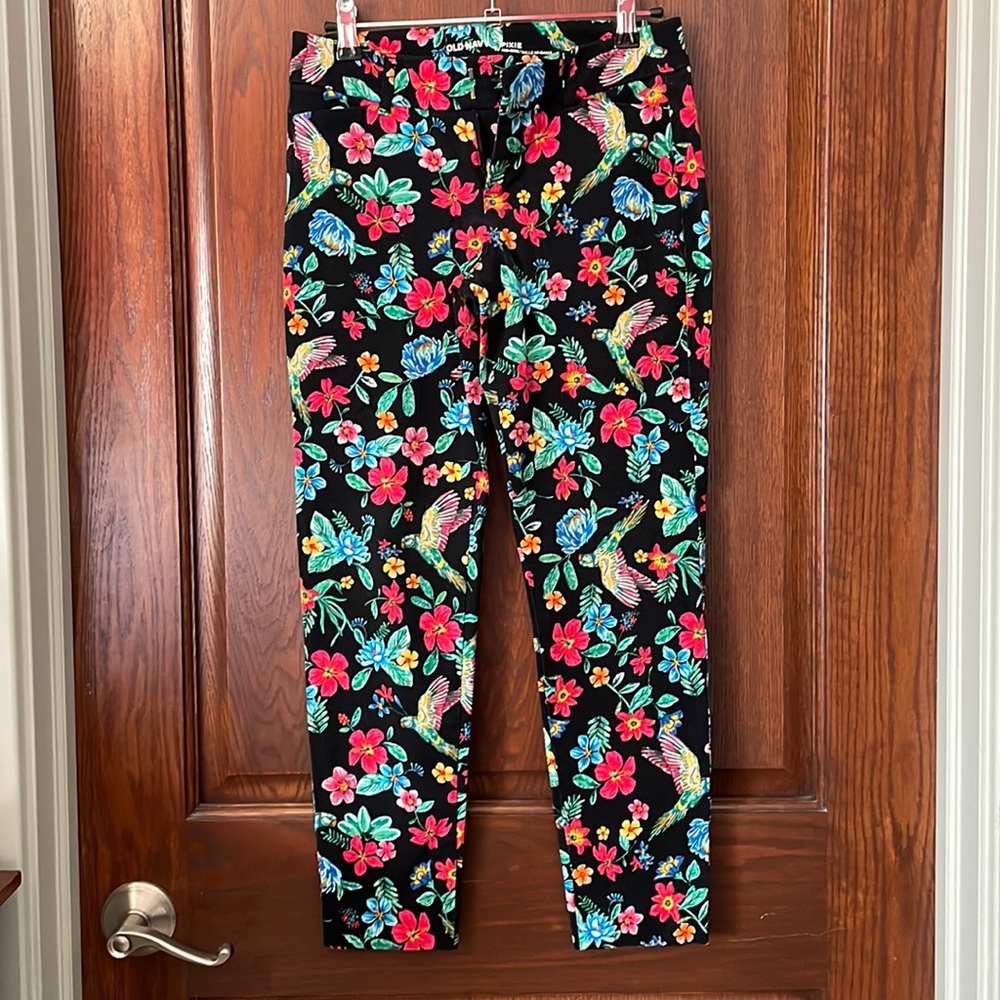 Tropical print pants!!! 🌺🌼🦜